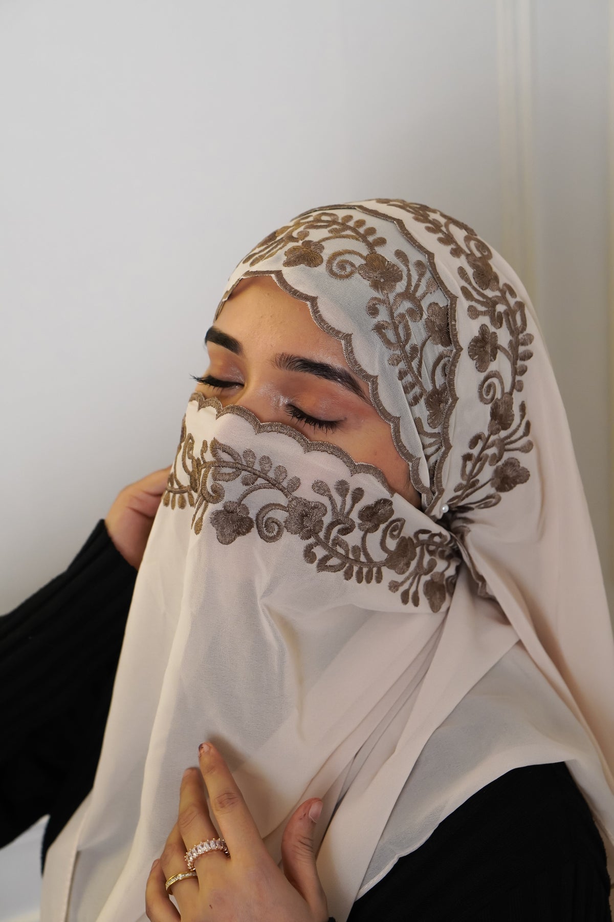 EMBROIDERED HIJAB - Crème